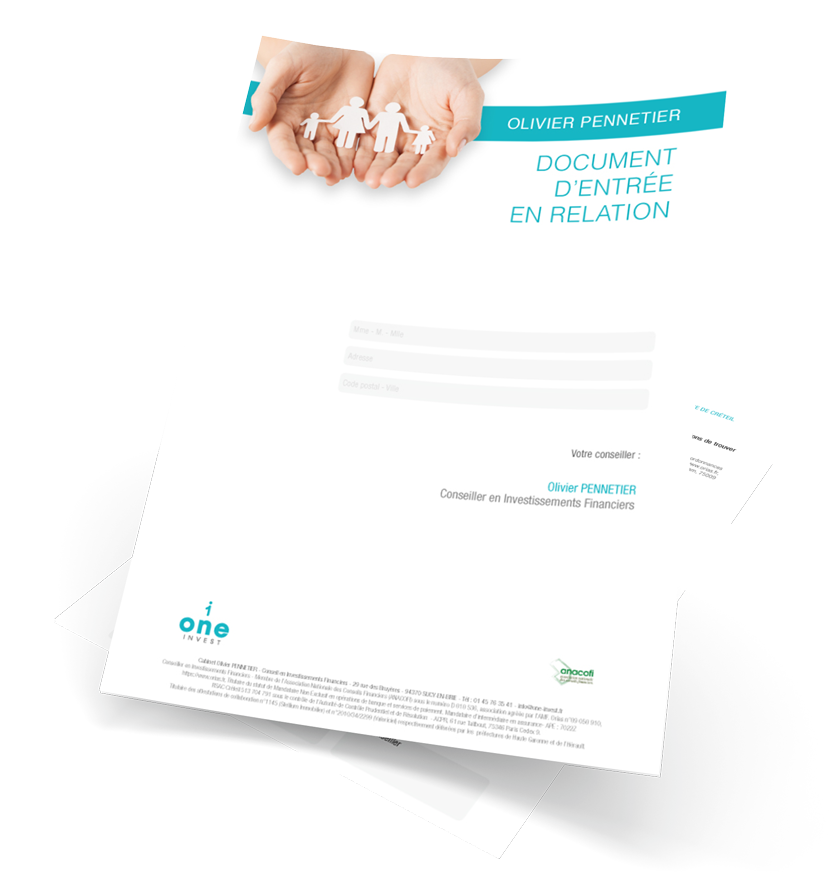 Document d'entrée en relation, mains tenant des figures familiales en papier.