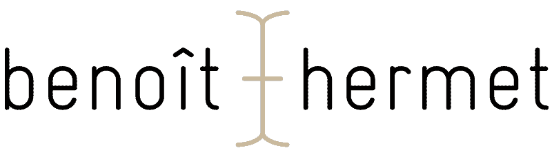 Texte stylisé "benoît hermet" avec ligne centrale décorative.