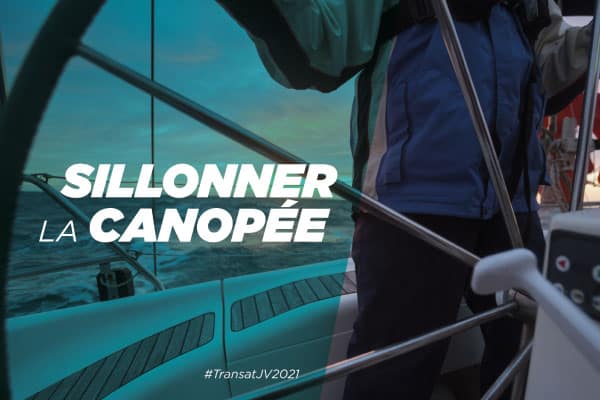 Personne manœuvrant un voilier avec le texte "Sillonner la canopée".
