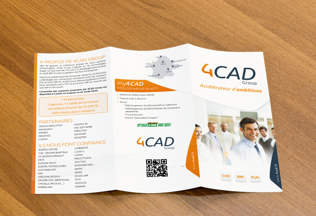 Brochure dépliée de 4CAD Group sur une table en bois.